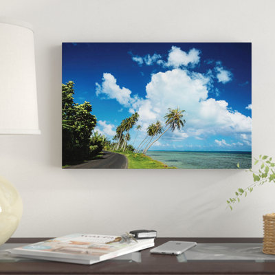«Palmier le long d'une route au bord de l'océan, Bora Bora, îles de la société, Polynésie française», reproduction de photo sur toile