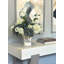 Hortensia et viburnum disposés dans un vase en céramique avec baies