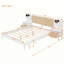 Structure de lit grand en bois massif avec 2 tables de chevet, design élégant avec lampes, rotin et combinaison de bois-577607868