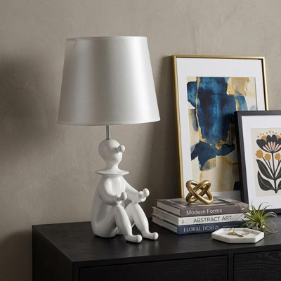 Lampe de table clown moderne en résine 21,2 pouces avec support pour téléphone - Éclairage décoratif fantaisiste pour chambre à coucher, salon ou chambre d'enfant, blanc