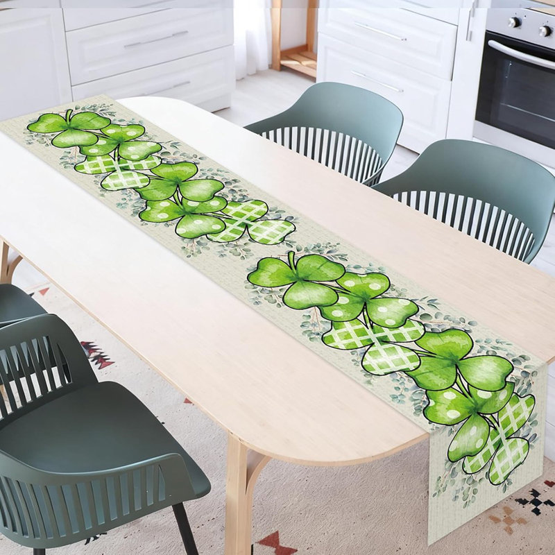 Chemin de table en lin avec cœurs d'eucalyptus et trèfles porte-bonheur, décor de la Saint-Patrick et de la Saint-Valentin pour la cuisine et la salle à manger