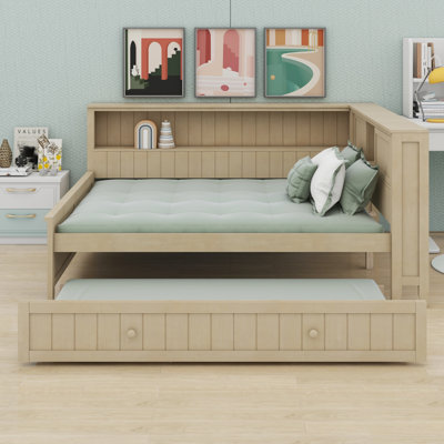 Lit de jour fonctionnel en bois avec tablettes de rangement et lit gigogne