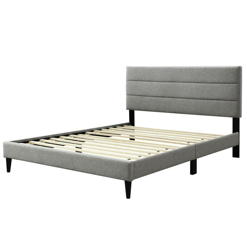 Très grand lit gris en tissu gris avec tête de lit