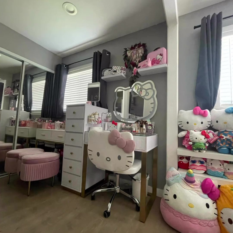 Nakyiah Hello Kitty Makeup Mirror with Stand, Adjustable Brightness Daylight LED Lighted Compact Mirror, White/Pink