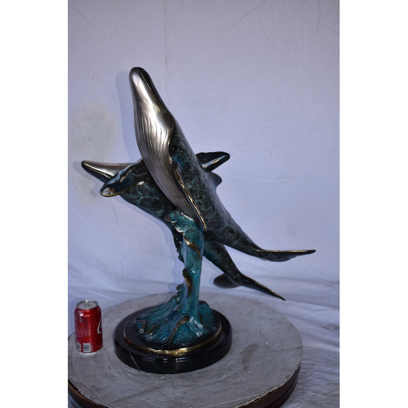 Paire de baleines bleues nageant dans l'océan, statue en bronze, taille: 21 po x 20 po x H 27 po.