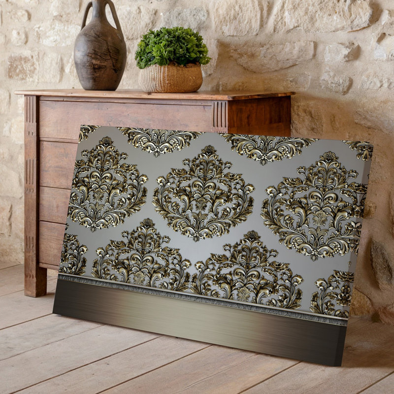 La toile crée un design de papier peint élégant avec un motif damassé complexe en or chatoyant contre un taupe doux