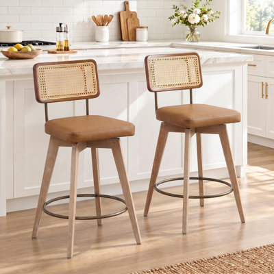Tabouret de bar pivotant Anandi 66,5 cm en similicuir avec dossier en rotin et structure en bois massif