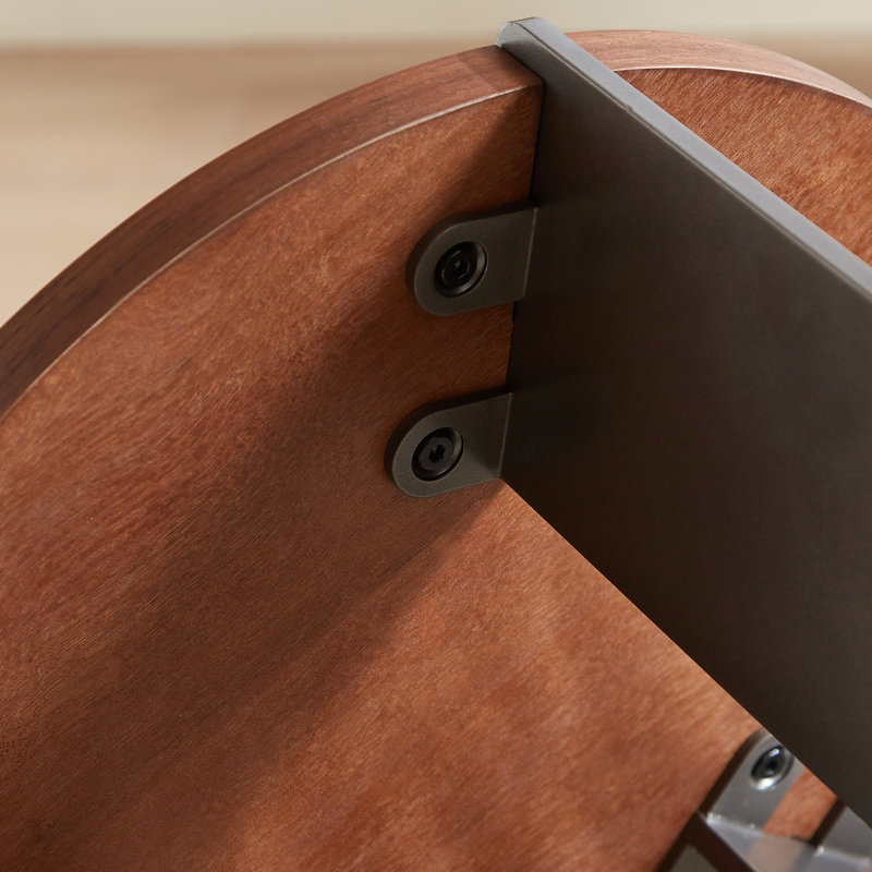 Élégante table basse ronde avec surface en noyer et métal gracieux