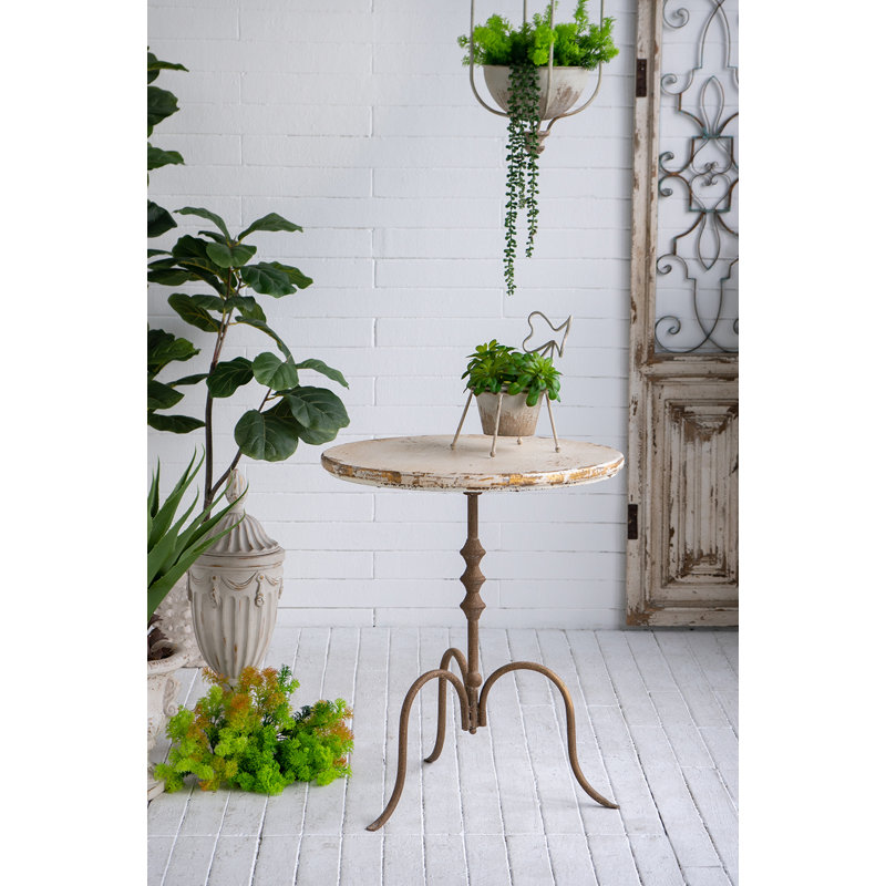 Table d'appoint ronde 23,5 x 23,5 x 27,5 po avec plateau blanc vieilli, détails dorés subtils et base en fer bronze