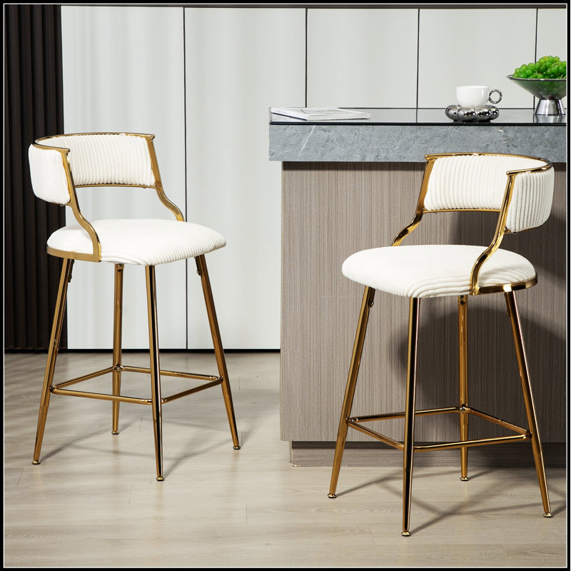 Luxueux tabourets de bar en velours côtelé avec base et repose-pieds en chrome doré, parfaits pour les îlots de cuisine et les comptoirs