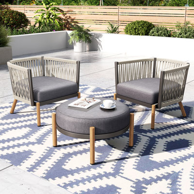 Deux chaises longues de patio avec coussins et repose-pieds