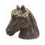 Statue de cheval à fleurs avec couronne de feuilles d'or