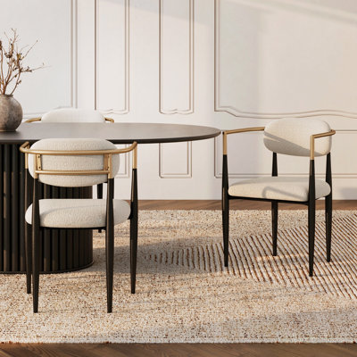 Ensemble de 2 chaises de salle à manger modernes Elara, avec accoudoirs et revêtement en boucle beige.