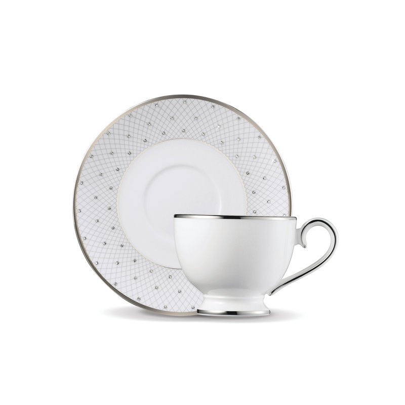 Tasse et soucoupe en porcelaine tendre