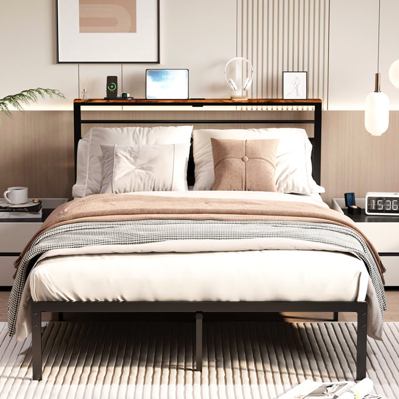 Base de lit grand format avec station de charge, lit plateforme avec lattes en métal, tête de lit tapissier avec tablettes de rangement, aucun sommier tapissier requis, noir