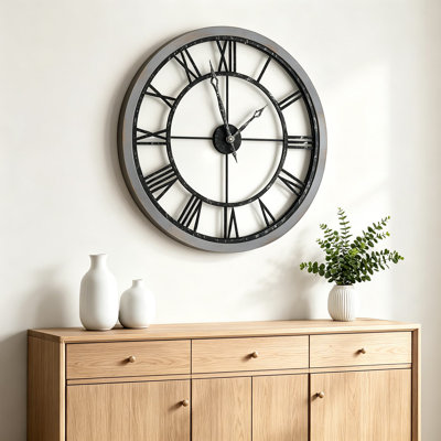 Grande horloge murale de campagne de 24 pouces pour le décor du salon, horloge ronde silencieuse à piles avec cadre en bois massif et chiffres romains rétro, design industriel rustique fabriqué à la main