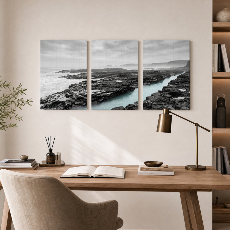 Ensemble de 3 toiles murales représentant une côte rocheuse en noir et blanc avec des touches turquoise, 36"H x 24"W x 3pcs