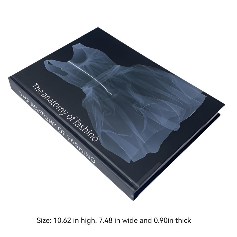 Livre relié rigide avec pages monochromes pour un décor réaliste