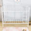 Lit superposé simple au-dessus d'un lit simple en métal avec échelle-278695141