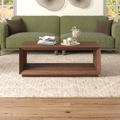 Table basse de 47,5 po de large avec tablette inférieure ouverte - Table de centre scandinave en bois de noyer satiné pour le salon | Evie