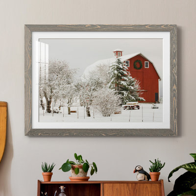 Festive Barn - reproduction de photo sur papier encadrée