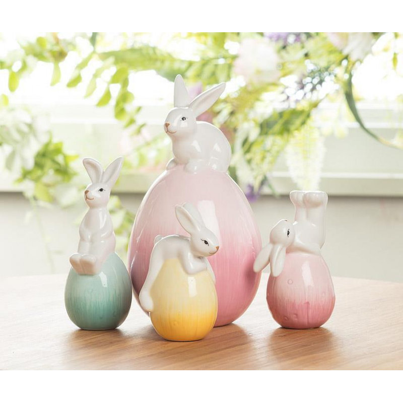 Figurine lapin en équilibre sur un œuf