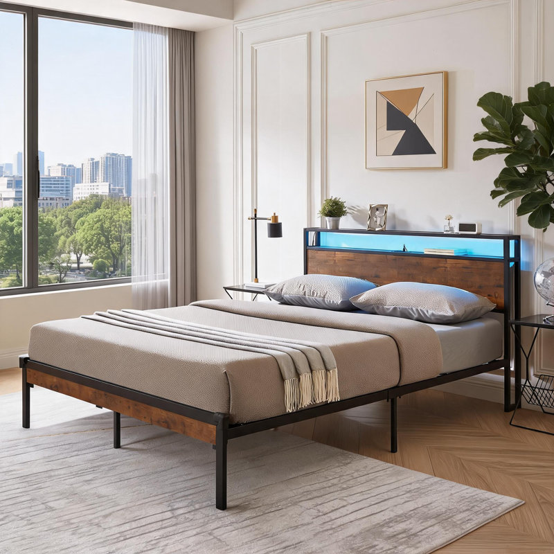 Lit plateforme en métal noir de jais avec lumières DEL, tête et pied de lit en bois, aucun sommier nécessaire pour la chambre à coucher