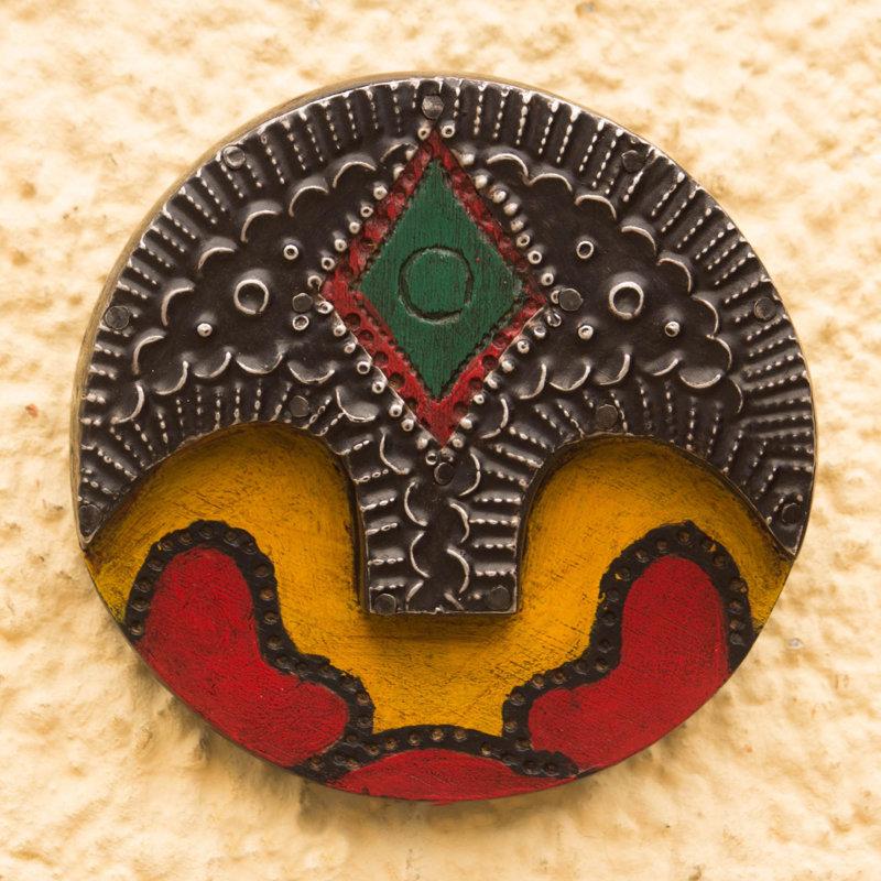 Masque rond en bois africain