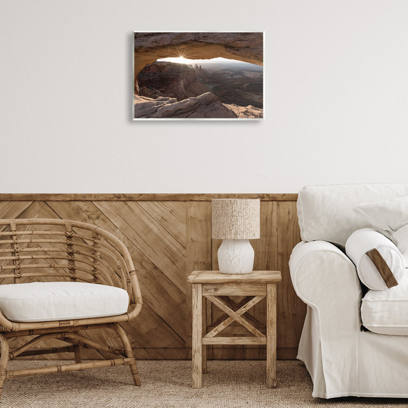 «Peeking Through Desert Arch» par Danita Delimont, H 13 po x l 19 po