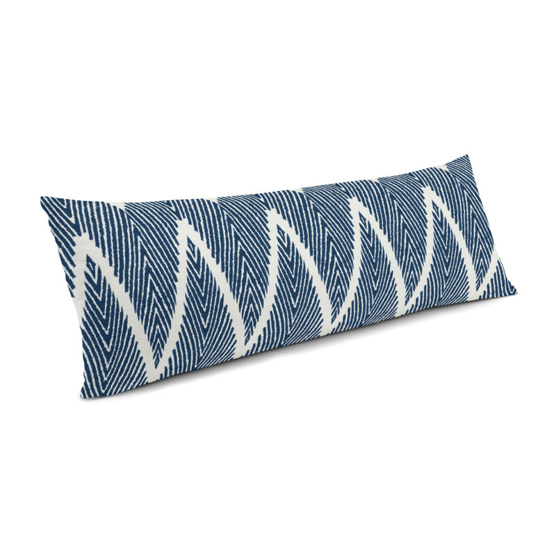 Grand coussin lombaire à motif de chevrons bleu marine Bali, 14 po x 48 po