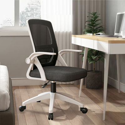 Chaise de bureau ergonomique à dossier haut en maille, hauteur réglable, pivotante, accoudoirs relevables, soutien lombaire, noir et blanc