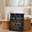 Toile, vue rapprochée d'un mur de pierre texturée mettant en vedette un arrangement complexe de pierres d'ardoise foncées de formes variées-595710100