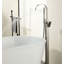 Robinet de baignoire autoportant à fixation au sol avec douche à main-128509629