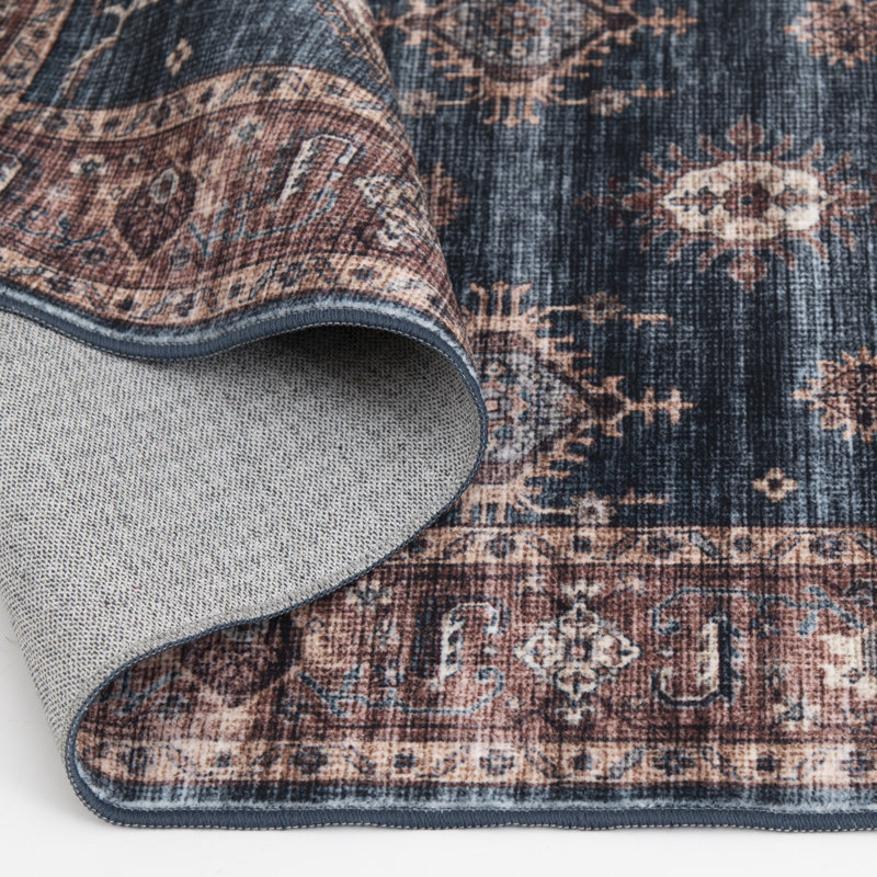 Tapis oriental en polyester bleu / rouge 2 pi 3 po x 6 pi Bungalow Rose Perera Raquel
