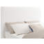 Grand lit grand en tissu d'ameublement crème, bord minimaliste, tête de lit rembourrée et chambre à coucher à profil bas avec lignes épurées, bords très hauts