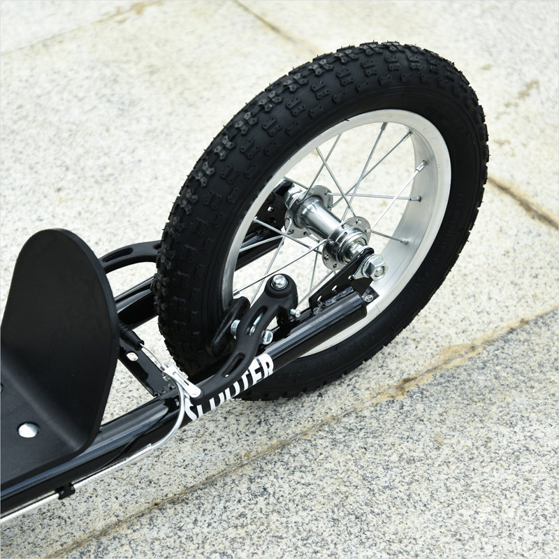 Scooters noirs pour enfants, combinant un design réglable, de l'acier noir et un cadre en acier jumelé avec un scooter