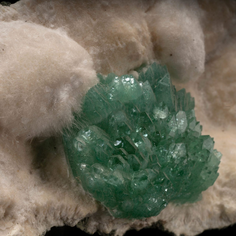 Apophyllite verte sur Okenite verte / 447 grammes