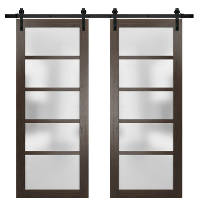 Porte de grange double robuste avec vitrage dépoli Quadro 4002, couleur frêne chocolat, supports de rail de 3,96 m (13 pi), portes intérieures à panneaux pleins et lourds - 91,4 cm x 243,8 cm (2 x 45,7 cm x 243,8 cm) - Rail noir