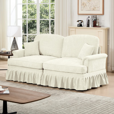 Causeuse à deux places avec accoudoirs évasés, jupes à plis à volants amovibles et dossier à coussin incurvé, volants en chenille beige et blanc élégant, pieds fuselés, design Mid-Century pour l'espace de vie
