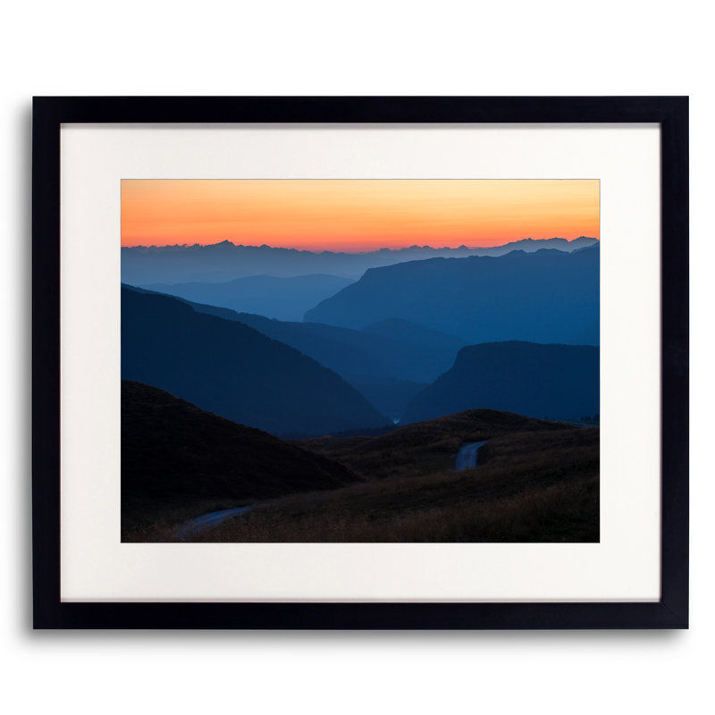 «Dolomites, Italy, Atmospher Perspect» par Frank Peters - photographie avec cadre, H 17,25 po x l 21,25 po x P 0,88 po, Blanc