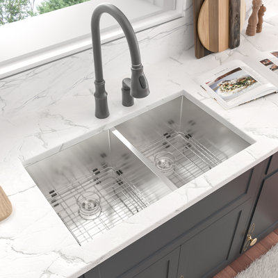 Évier de cuisine en acier inoxydable à double cuve 50/50 de calibre 16 avec grille d'évier et grille panier L 32 po x l 18 po