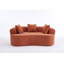 Canapé incurvé recouvert de couleur crème-528059181