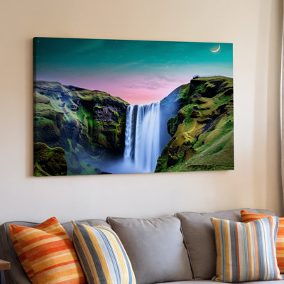 Toile, une scène à couper le souffle avec une cascade majestueuse en cascade vers le bas, art mural Falaises entourées de mousse verte luxuriante et art mural sur toile