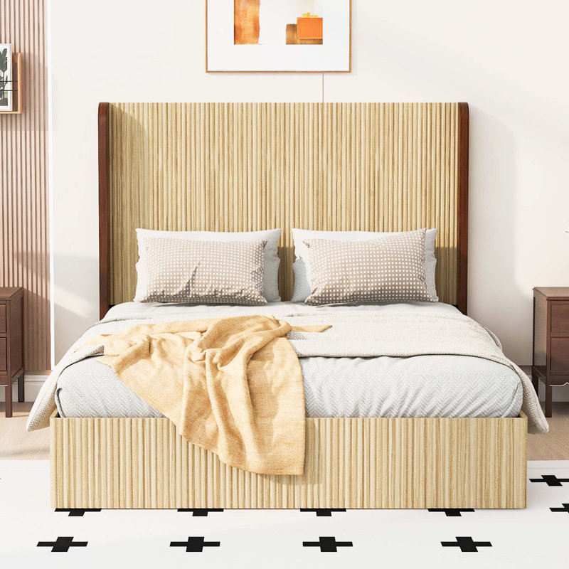 Structure de lit plateforme en bois dentelé grand format, tête de lit en forme d'aile de couleur assortie, aucune planche à ressorts requise, facile à assembler, surface en bois naturel, convient comme lit de chambre à coucher