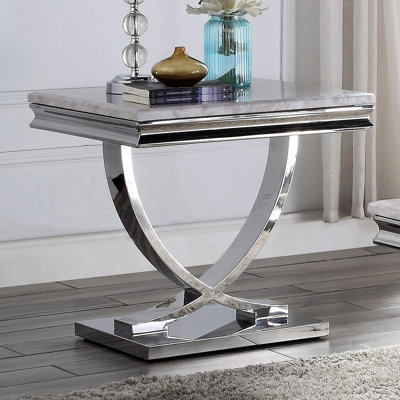 Table de bout luxueuse en faux marbre avec base en piédestal chromée, parfaite pour les intérieurs glamour modernes