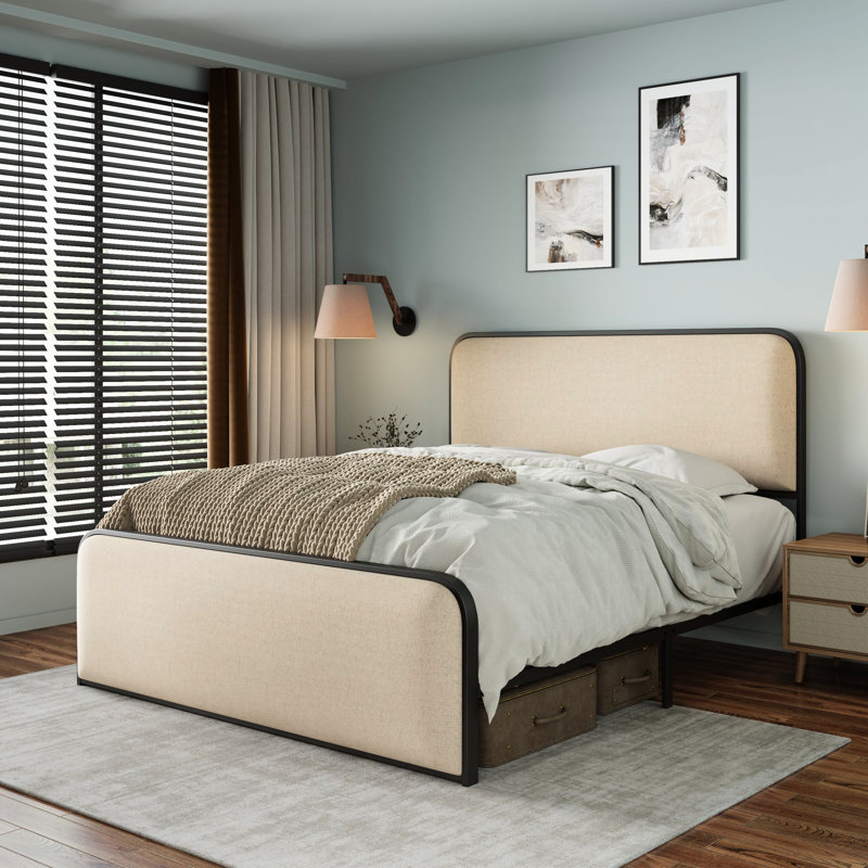 Très grand lit avec tête de lit tapissier beige et structure en métal