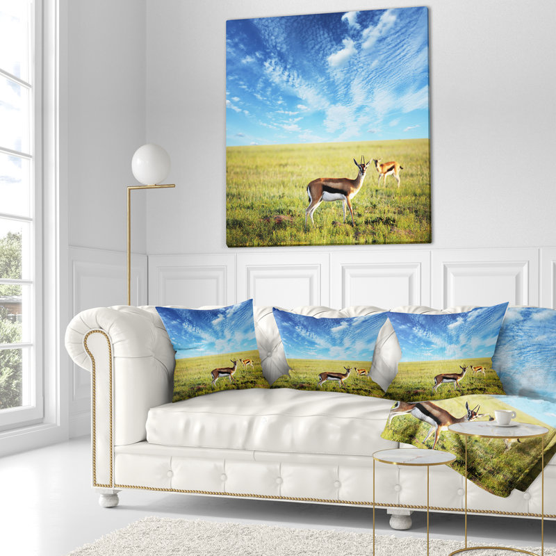 Oreiller antelopes de l’afrique sous le ciel lumineux, 18 po x 18 po, Coussin décoratif