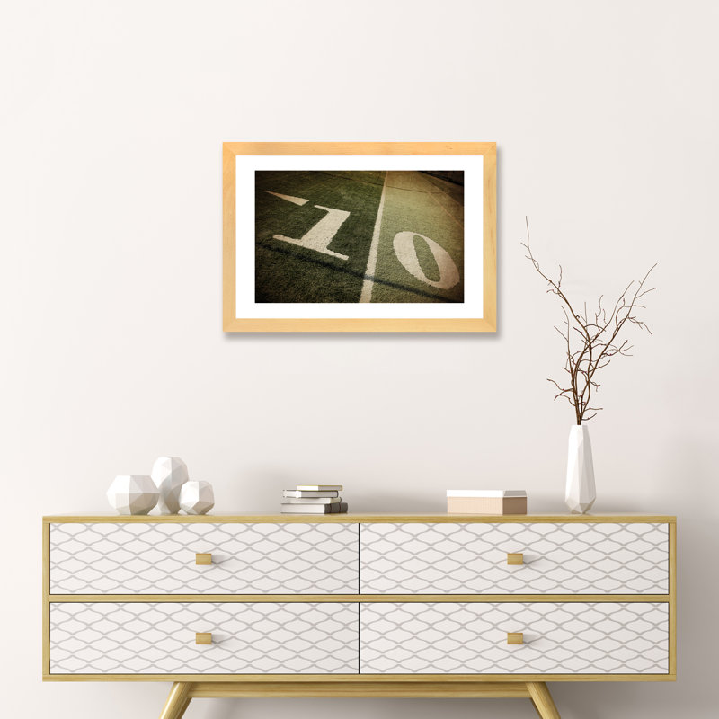 Football 10-Yd Line par Saint and Sailor Studios - reproduction de photo, H 16 po x l 24 po x P 1 po, Papier avec cadre beige