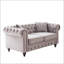 Luxueux canapé Chesterfield en velours avec capitonnage à boutons et garniture cloutée, parfait pour les salons modernes et élégants.
