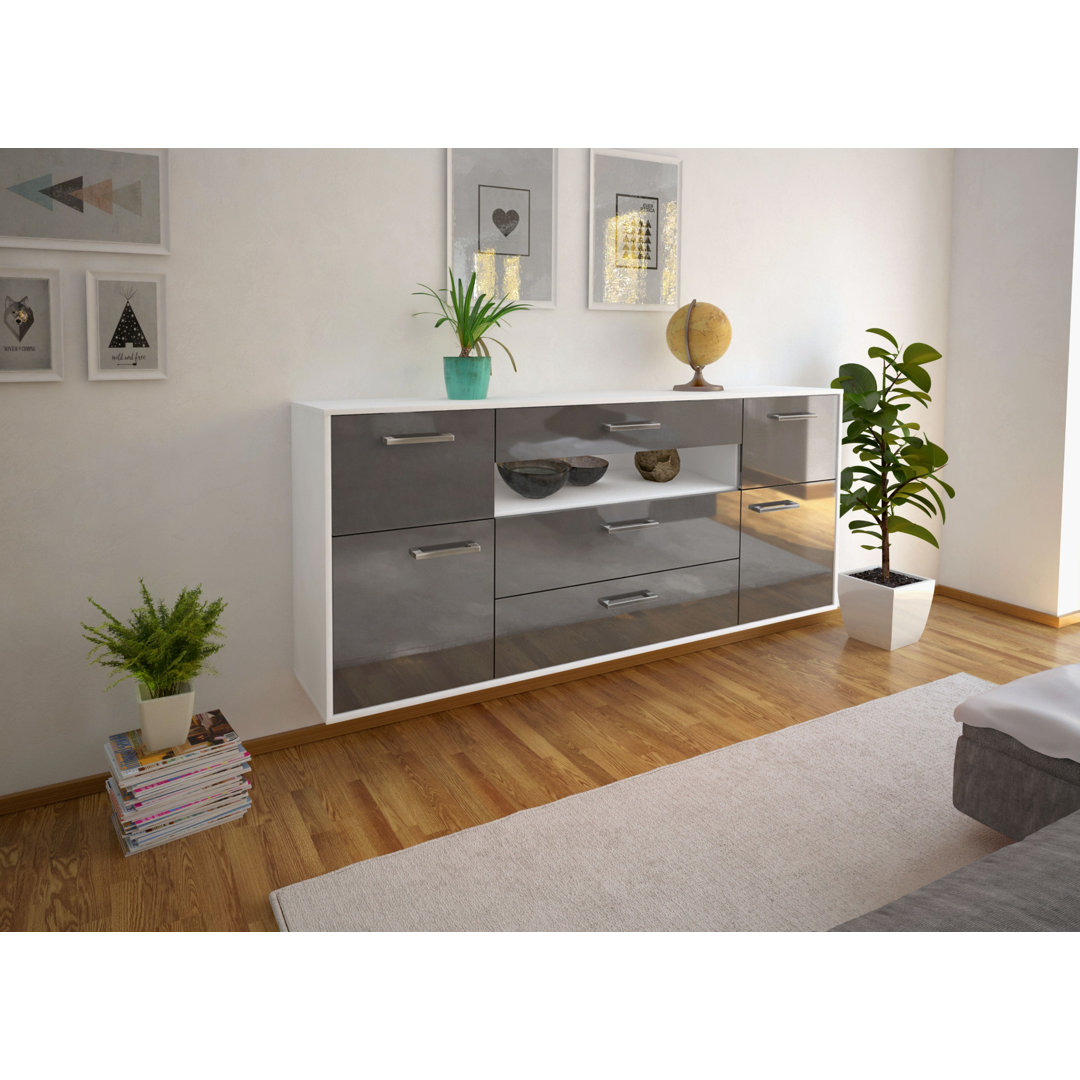 Das Sideboard Barri hat Metallgriffe und die Maße 180 cm x 79 cm x 35 cm.